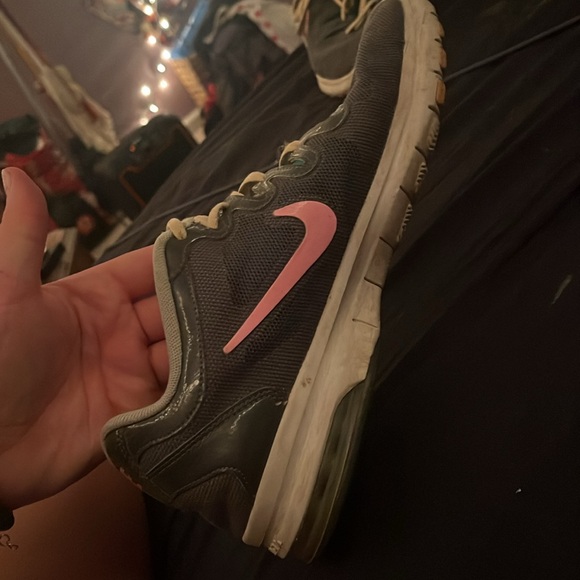 Lightly worn Nike tennis shoes - Picture 2 of 6